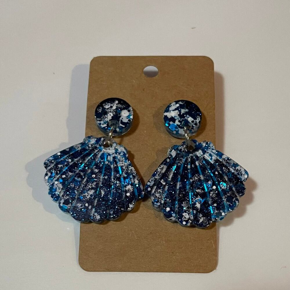 Handmade epoxy resin seashell earrings -‎ chunky blue and white mixed glitter